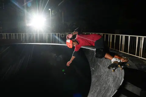 Atlet luncur selaju, Muhammad Farris Abdul Rahman, meluncur atau grind di pinggir tanjakan Taman Luncur Lakeside Garden.