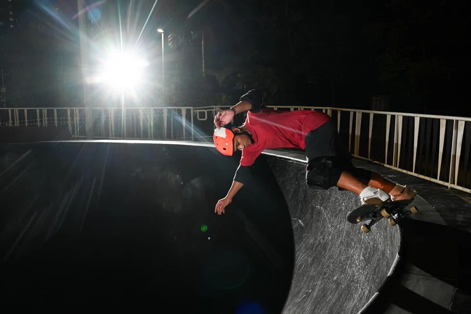 Atlet luncur selaju, Muhammad Farris Abdul Rahman, meluncur atau grind di pinggir tanjakan Taman Luncur Lakeside Garden.