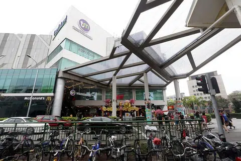 Seorang pekerja warga India meninggal dunia setelah jatuh dari bumbung Tampines Mall ketika melakukan kerja pembersihan. FOTO: FAIL ST