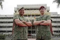 UNIT INFANTRI TERBAIK: (Kiri) Pegawai Operasi, Kapten (NS) Mohammad Satria Sadon, dan Pegawai Pemerintah LTC (NS) Jeremy Lee, dari Batalion ke-716 Rejimen Infantri Singapura (716 SIR) yang dinobat Anugerah Unit Infantri Terbaik. - Foto-foto MINDEF