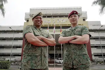 UNIT INFANTRI TERBAIK: (Kiri) Pegawai Operasi, Kapten (NS) Mohammad Satria Sadon, dan Pegawai Pemerintah LTC (NS) Jeremy Lee, dari Batalion ke-716 Rejimen Infantri Singapura (716 SIR) yang dinobat Anugerah Unit Infantri Terbaik. - Foto-foto MINDEF