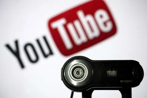DITUDUH KUMPUL DATA TANPA KEBENARAN: YouTube dituduh telah mengumpulkan maklumat peribadi daripada kanak-kanak tanpa persetujuan ibu bapa mereka terlebih dahulu. -Foto AFP.