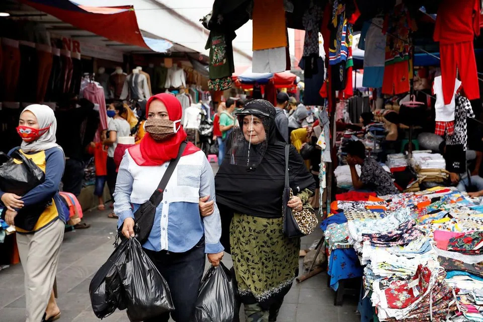 Ramai pelanggan dilihat membeli-belah di pasar borong Tanah Abang di Jakarta, Indonesia pada 20 Mei 2020. - FOTO: REUTERS