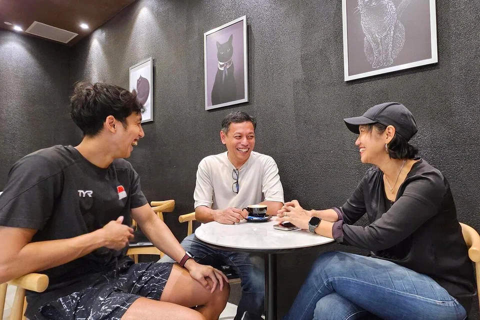 Pasangan suami isteri (dari kanan) Zarina Mohd Razali, 53 tahun, dan Mohamed Azman Atan, 52 tahun, merupakan tunjang utama perjalanan perenang, Ardi Zulhilmi Mohamed Azman (kiri). 