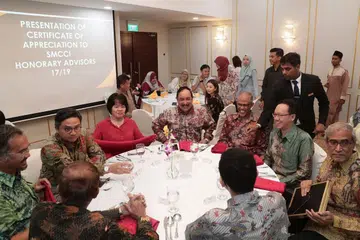 PERJUMPAAN RAYA PENIAGA: Menteri bertanggungjawab bagi Ehwal Masyarakat Islam, Encik Masagos Zulkilfi Masagos Mohamad (duduk, tiga dari kanan), beramah mesra dengan tetamu semasa perjumpaan Hari Raya anjuran Dewan Perniagaan dan Perusahaan Melayu Singapura (DPPMS). Antara mereka Anggota Parlimen GRC Bishan-Toa Payoh, Encik Saktiandi Supaat (duduk, dua dari kiri), dan Presiden DPPMS, Encik Farid Khan (duduk, tengah). - Foto BH oleh KELVIN CHNG 