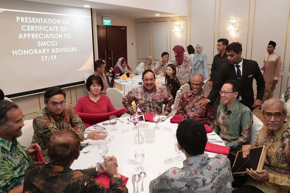 PERJUMPAAN RAYA PENIAGA: Menteri bertanggungjawab bagi Ehwal Masyarakat Islam, Encik Masagos Zulkilfi Masagos Mohamad (duduk, tiga dari kanan), beramah mesra dengan tetamu semasa perjumpaan Hari Raya anjuran Dewan Perniagaan dan Perusahaan Melayu Singapura (DPPMS). Antara mereka Anggota Parlimen GRC Bishan-Toa Payoh, Encik Saktiandi Supaat (duduk, dua dari kiri), dan Presiden DPPMS, Encik Farid Khan (duduk, tengah). - Foto BH oleh KELVIN CHNG 