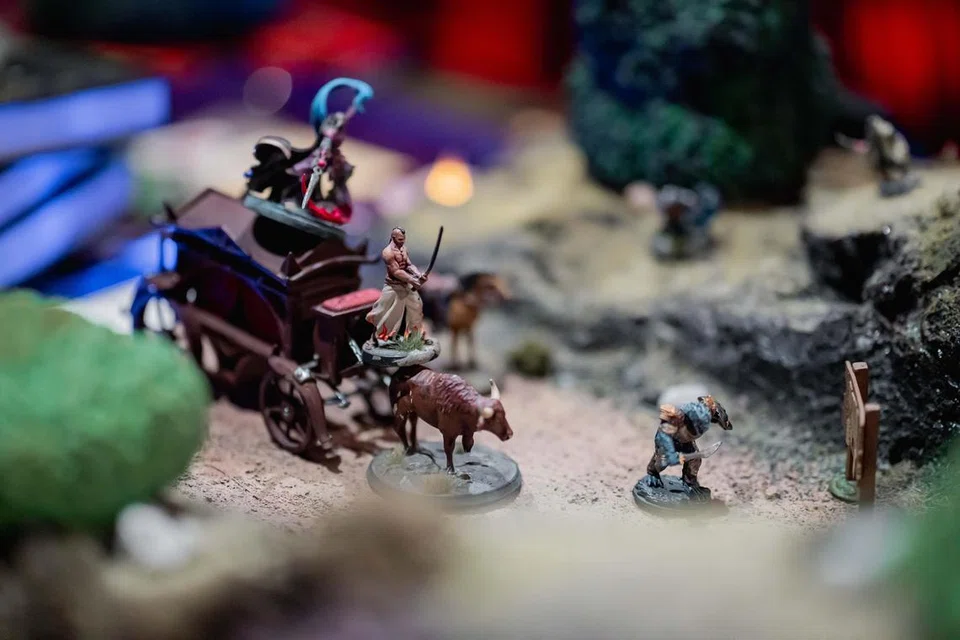 Beberapa miniatur watak yang dicetak dengan pencetak 3D digunakan semasa permainan ‘Dungeons & Dragons’ untuk menghidupkan suasana, membantu pengvisualan dan meningkatkan pengalaman penceritaan pemain.