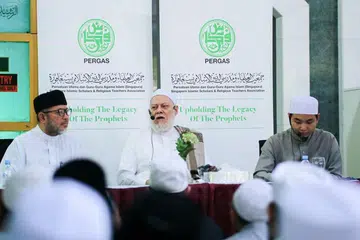 SALAH SATU USAHA DAKWAH PERGAS: Kunjungan ulama antarabangsa seperti Sheikh Profesor Dr Ali Gomaa (tengah) dari Mesir tahun lalu merupakan salah satu usaha dakwah Pergas di bawah program Bersama Masyaikh Pergas. - Foto PERGAS