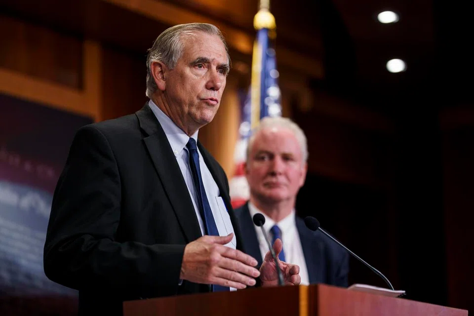  Encik Jeff Merkley, Senator Demokrat dari Maryland, Encik Chris Van Hollen