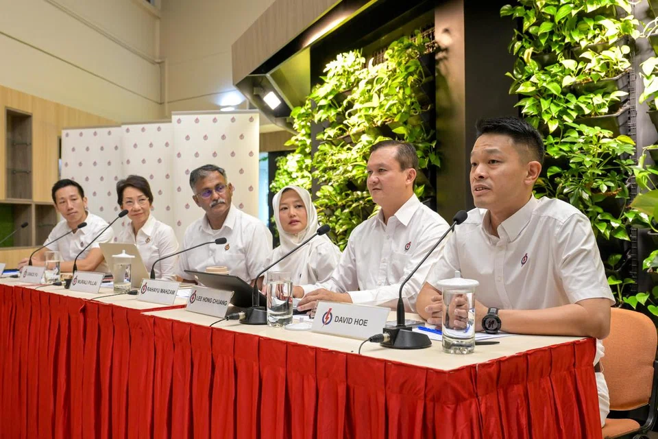 Dua muka baru, Encik David Hoe (paling kanan) dan Encik Lee Hong Chuang (dua dari kanan) merupakan dua muka baru yang diperkenalkan Parti Tindakan Rakyat (PAP) di GRC Jurong East-Bukit Batok. 