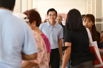 Muka baru Parti Pekerja (WP), Encik Kenneth Tiong (tengah), di acara masyarakat parti tersebut di kawasan Eunos pada 12 April.