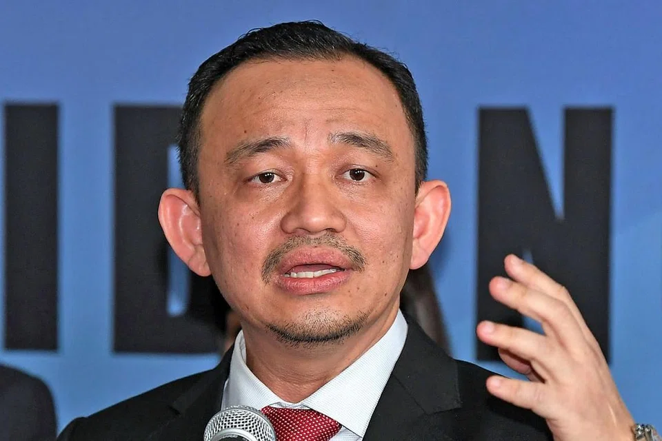 MASZLEE MALIK: Semasa menjawat Menteri Pendidikan, Dr Maszlee telah mengundang beberapa isu kontroversial berkaitan 'langkah reformasinya' antaranya termasuk pengenalan kasut hitam di sekolah, dan isu pengenalan tulisan Jawi di sekolah Cina dan Tamil. 