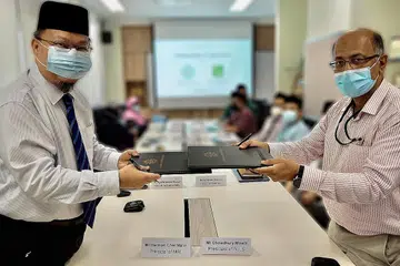 METERAI MOA: Pengetua MAI, Encik Herman Cher Main (kiri), selepas menandatangani memorandum perjanjian persetujuan (MOA) bersama Presiden BLLS, Encik Chowdhury Soofi Nur Ul Mowla, baru-baru ini. - Foto MADRASAH AL-ARABIAH AL-ISLAMIAH (MAI)