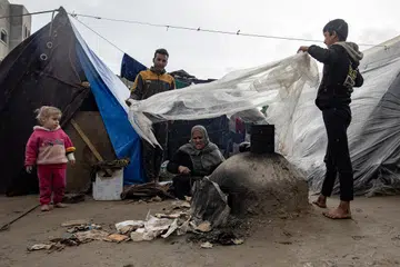 Keadaan penduduk Palestin yang dipindahkan ke kem Rafah di selatan Jaluran Gaza pada 2 Februari 2024. Sejak 7 Oktober 2023, sehingga 1.9 juta orang atau lebih daripada 85 peratus penduduk telah dipindahkan, menurut Agensi Bantuan dan Kerja Menyelamat Pertubuhan Bangsa-Bangsa Bersatu untuk Pelarian Palestin (UNRWA). 