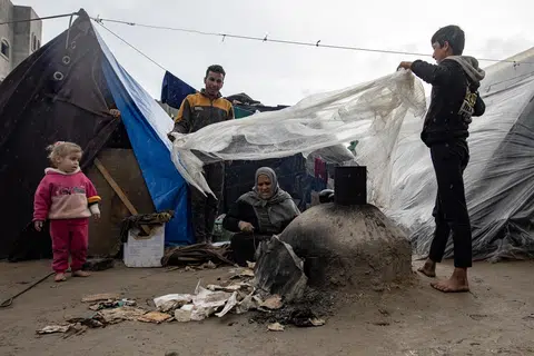 Keadaan penduduk Palestin yang dipindahkan ke kem Rafah di selatan Jaluran Gaza pada 2 Februari 2024. Sejak 7 Oktober 2023, sehingga 1.9 juta orang atau lebih daripada 85 peratus penduduk telah dipindahkan, menurut Agensi Bantuan dan Kerja Menyelamat Pertubuhan Bangsa-Bangsa Bersatu untuk Pelarian Palestin (UNRWA). 