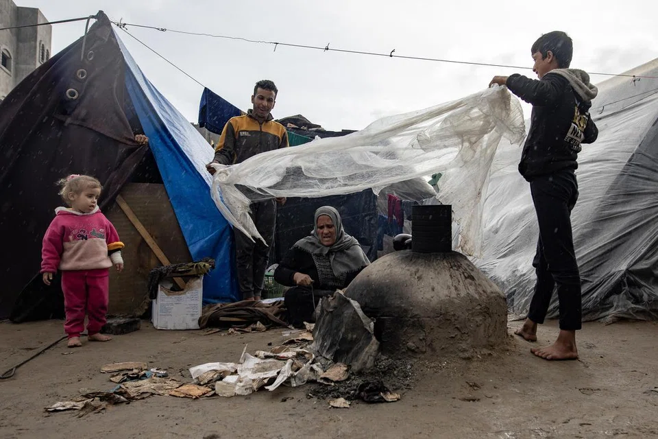 Keadaan penduduk Palestin yang dipindahkan ke kem Rafah di selatan Jaluran Gaza pada 2 Februari 2024. Sejak 7 Oktober 2023, sehingga 1.9 juta orang atau lebih daripada 85 peratus penduduk telah dipindahkan, menurut Agensi Bantuan dan Kerja Menyelamat Pertubuhan Bangsa-Bangsa Bersatu untuk Pelarian Palestin (UNRWA). 