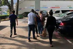 MENINGGAL DUNIA: Keluarga seorang lelaki warga Amerika yang meninggal dunia selepas jatuh beberapa tingkat di Ngee Ann City.