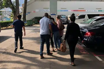 MENINGGAL DUNIA: Keluarga seorang lelaki warga Amerika yang meninggal dunia selepas jatuh beberapa tingkat di Ngee Ann City.
