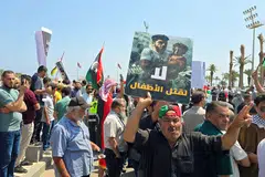 Aktivis yang dalam perjalanan menuju Gaza melalui jalan darat dengan matlamat memecahkan sekatan ke atas wilayah Palestin disambut oleh warga Libya di Dataran Syuhada, Tripoli pada 11 Jun 2025, sehari selepas mereka melintasi sempadan dari Tunisia ke Libya. Dalam apa yang digambarkan oleh penganjur sebagai “tindakan simbolik”, ratusan peserta konvoi darat yang dinamakan “Soumoud” bermaksud “keteguhan” dalam bahasa Arab telah menyeberangi sempadan ke Libya pada 10 Jun sebagai tanda solidariti dengan rakyat Palestin. Mereka merancang untuk meneruskan perjalanan melalui Mesir untuk sampai ke Gaza, wilayah yang menurut Pertubuhan Bangsa-Bangsa Bersatu (PBB), seluruh populasinya kini berisiko menghadapi kebuluran. 