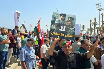 Aktivis yang dalam perjalanan menuju Gaza melalui jalan darat dengan matlamat memecahkan sekatan ke atas wilayah Palestin disambut oleh warga Libya di Dataran Syuhada, Tripoli pada 11 Jun 2025, sehari selepas mereka melintasi sempadan dari Tunisia ke Libya. Dalam apa yang digambarkan oleh penganjur sebagai “tindakan simbolik”, ratusan peserta konvoi darat yang dinamakan “Soumoud” bermaksud “keteguhan” dalam bahasa Arab telah menyeberangi sempadan ke Libya pada 10 Jun sebagai tanda solidariti dengan rakyat Palestin. Mereka merancang untuk meneruskan perjalanan melalui Mesir untuk sampai ke Gaza, wilayah yang menurut Pertubuhan Bangsa-Bangsa Bersatu (PBB), seluruh populasinya kini berisiko menghadapi kebuluran. 