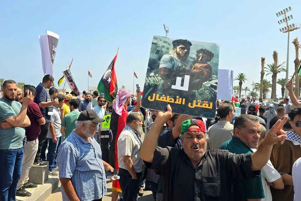 Aktivis yang dalam perjalanan menuju Gaza melalui jalan darat dengan matlamat memecahkan sekatan ke atas wilayah Palestin disambut oleh warga Libya di Dataran Syuhada, Tripoli pada 11 Jun 2025, sehari selepas mereka melintasi sempadan dari Tunisia ke Libya. Dalam apa yang digambarkan oleh penganjur sebagai “tindakan simbolik”, ratusan peserta konvoi darat yang dinamakan “Soumoud” bermaksud “keteguhan” dalam bahasa Arab telah menyeberangi sempadan ke Libya pada 10 Jun sebagai tanda solidariti dengan rakyat Palestin. Mereka merancang untuk meneruskan perjalanan melalui Mesir untuk sampai ke Gaza, wilayah yang menurut Pertubuhan Bangsa-Bangsa Bersatu (PBB), seluruh populasinya kini berisiko menghadapi kebuluran. 