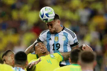 PERLAWANAN TEGANG: Pemain pertahanan Argentina, Nicolas Otamendi (nombor 19), menjaringkan gol sulung Argentina untuk mengatasi Brazil 1-0. Kemenangan itu meletakkan Argentina di tempat teratas kumpulan mereka.