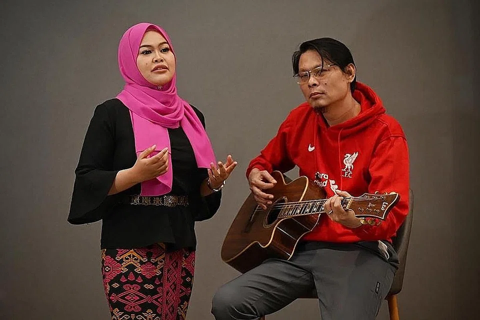 Imma Pink dan pemuzik setempat, Olly Maguire.