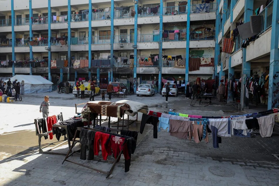 Rakyat Palestin terpaksa melarikan diri daripada operasi ketenteraan Israel dan mencari tempat perlindungan di sebuah sekolah di Bandar Gaza.