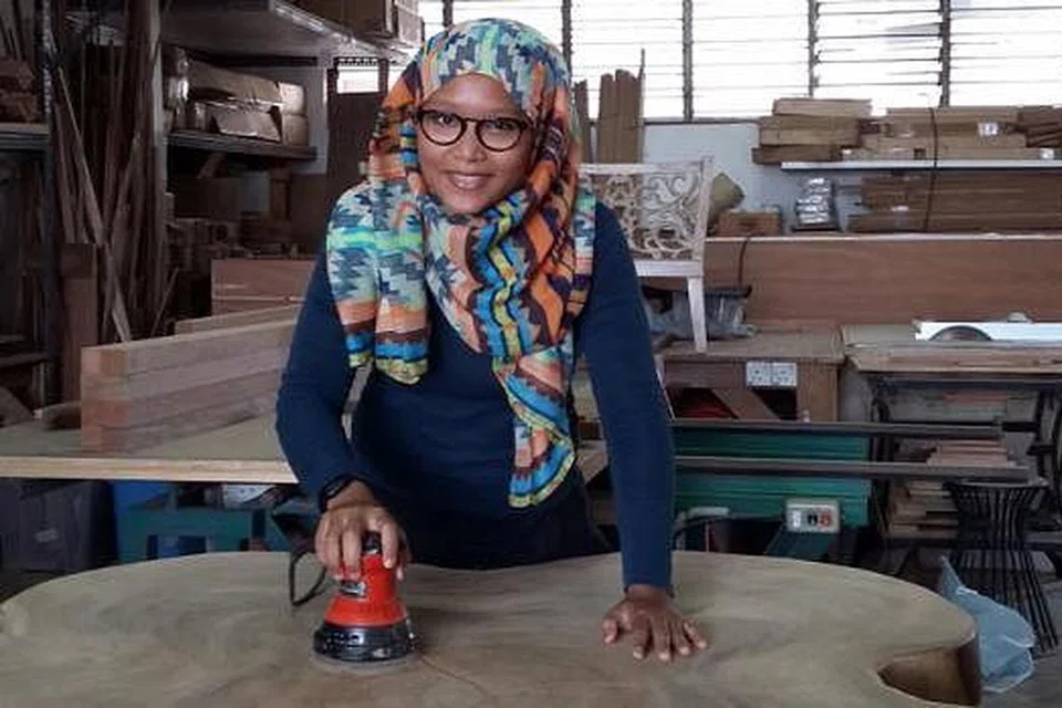 TIDAK PUTUS ASA DAN BUKTIKAN KEUPAYAAN BERTUKANG: Gaji besar yang diraih di Kedutaan Switzerland tidak dapat menghalang cita-cita Cik Nurulhuda Izyan membuat sesuatu menggunakan perkakas pertukangan dan tangannya. - Foto ihsan NURULHUDA IZYAN