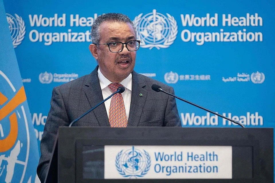 BERI AMARAN: Ketua Pengarah WHO, Dr Tedros Adhanom Ghebreyesus, memberi amaran varian baharu Omicron merebak pada kadar yang tidak pernah berlaku sebelum ini dan menggesa semua negara supaya bertindak segera termasuk mendapatkan ubat yang dikatakan berkesan terhadap varian itu. - Foto AFP