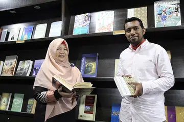 PERANAN TANGANI UNSUR PELAMPAU DALAM TALIAN: Ustaz Mohammad Khalid Mohd Rafi dan Ustazah Rohanah Ithnin berkongsi peranan dan harapan menjauhkan belia daripada ideologi radikal dan ekstrem di talian. - Foto MUIS