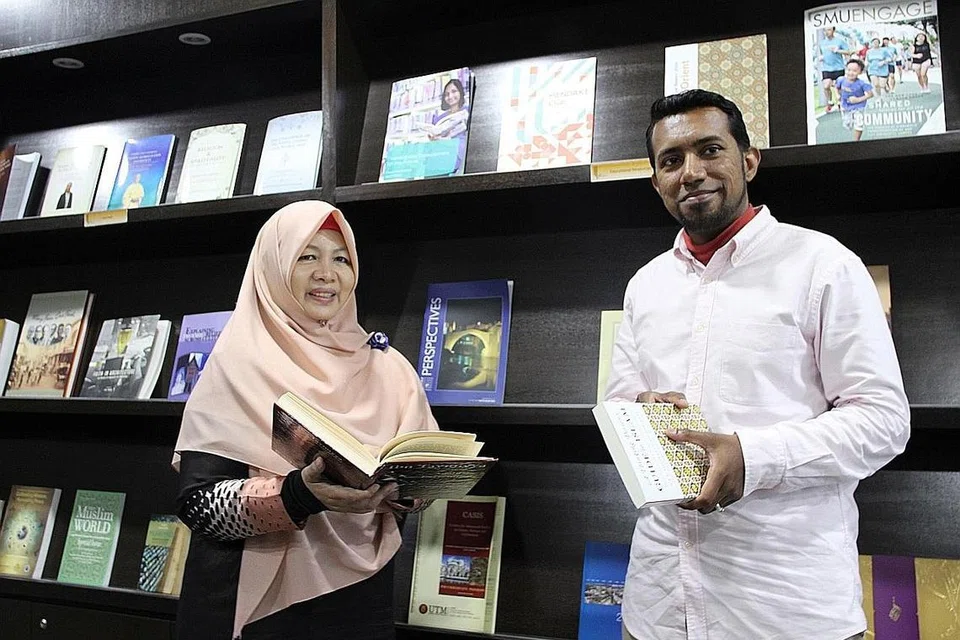 PERANAN TANGANI UNSUR PELAMPAU DALAM TALIAN: Ustaz Mohammad Khalid Mohd Rafi dan Ustazah Rohanah Ithnin berkongsi peranan dan harapan menjauhkan belia daripada ideologi radikal dan ekstrem di talian. - Foto MUIS