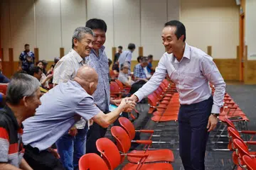 SATU PENCAPAIAN: Menteri Negara Kanan (Kemampanan dan Sekitaran merangkap Tenaga Manusia), Dr Koh Poh Koon, berinteraksi dengan mereka yang hadir bagi pembentangan saranan kumpulan kerja tiga pihak di Institut Pembelajaran Sepanjang Hayat pada Rabu.