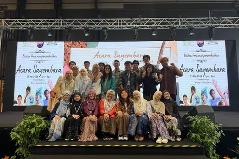 ‘Bisikan Pena’, sebuah inisiatif di bawah Persatuan Bahasa Melayu Universiti Kebangsaan Singapura (PBMUKS), menghimpunkan karya pelajar dari sekolah rendah hingga prauniversiti dalam antologi digital ‘Kalam Pendeta’, yang mengupas pelbagai isu masyarakat menerusi pantun, cerpen dan puisi.