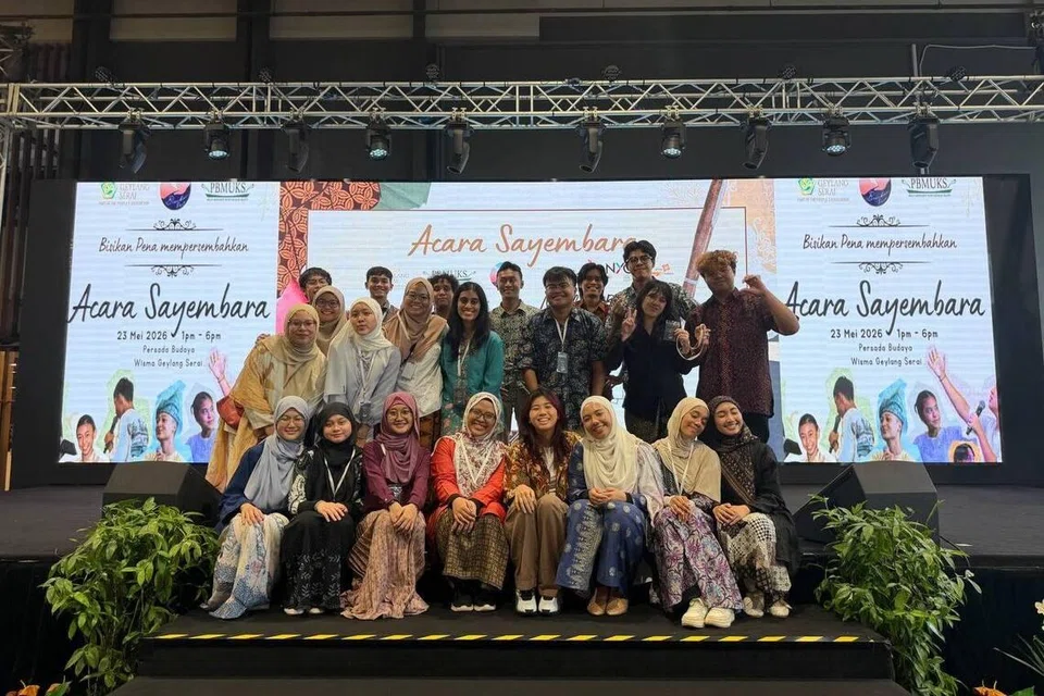 ‘Bisikan Pena’, sebuah inisiatif di bawah Persatuan Bahasa Melayu Universiti Kebangsaan Singapura (PBMUKS), menghimpunkan karya pelajar dari sekolah rendah hingga prauniversiti dalam antologi digital ‘Kalam Pendeta’, yang mengupas pelbagai isu masyarakat menerusi pantun, cerpen dan puisi.