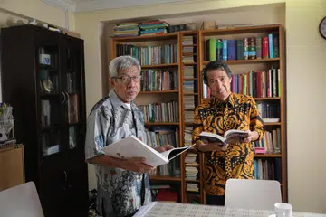 Encik Abdul Samat Ali (kiri) dan Encik Suraidi Sipan, antara pemimpin terkini Angkatan Sasterawan 50’ (Asas’ 50)