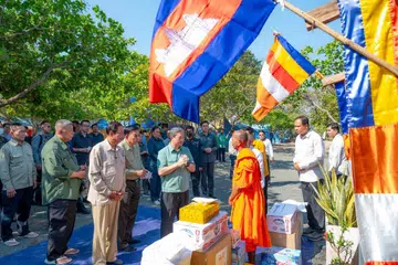 Foto edaran yang diambil dan dikeluarkan oleh Agence Kampuchea Press (AKP) pada 31 Januari 2026 menunjukkan Perdana Menteri Kemboja Hun Manet (tengah kiri) berbual dengan seorang sami Buddha di sebuah pusat pemindahan di wilayah Preah Vihear. Pertempuran antara Kemboja dan Thailand bulan lalu mengorbankan puluhan nyawa di kedua-dua pihak, dan sejak gencatan senjata dicapai, Kemboja menuntut pengunduran tentera Thailand dari wilayah yang dituntut oleh kedua-dua negara.