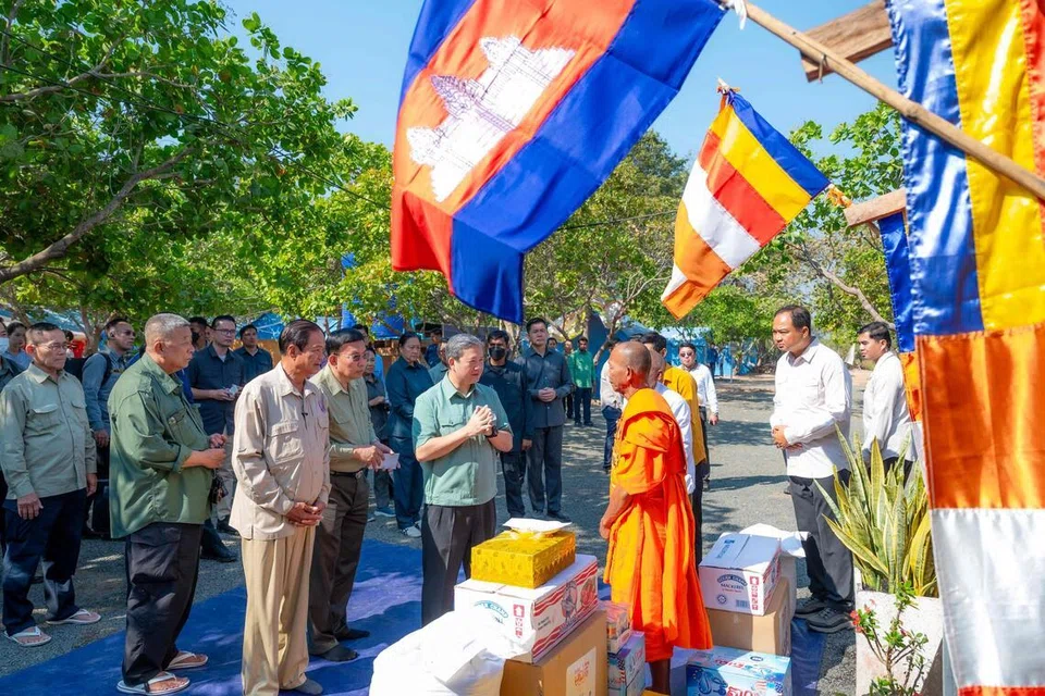 Foto edaran yang diambil dan dikeluarkan oleh Agence Kampuchea Press (AKP) pada 31 Januari 2026 menunjukkan Perdana Menteri Kemboja Hun Manet (tengah kiri) berbual dengan seorang sami Buddha di sebuah pusat pemindahan di wilayah Preah Vihear. Pertempuran antara Kemboja dan Thailand bulan lalu mengorbankan puluhan nyawa di kedua-dua pihak, dan sejak gencatan senjata dicapai, Kemboja menuntut pengunduran tentera Thailand dari wilayah yang dituntut oleh kedua-dua negara.