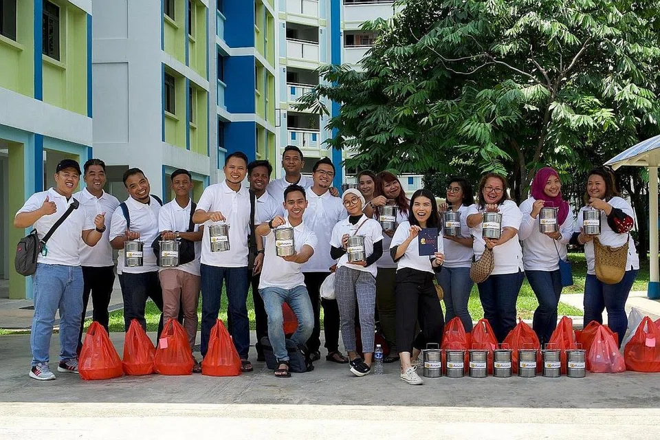 MENJALIN UKHUWAH: Lebih 20 sukarelawan turut serta dalam mengagihkan mangkuk tingkat kepada keluarga memerlukan di bawah program Jalinan-Hari Mangkuk Tingkat. - Foto ELLOONIA STUDIO