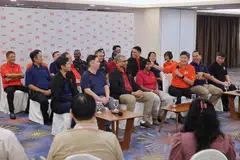 JAWATANKUASA PUSAT BARU: Setiausaha Agung NTUC, Encik Ng Chee Meng (tiga dari kanan) memperkenalkan Presiden baru NTUC, Cik K Thanaletchimi (empat dari kanan) dan jawatankuasa pusat baru yang dipilih bagi penggal 2023-2027.
