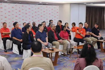 JAWATANKUASA PUSAT BARU: Setiausaha Agung NTUC, Encik Ng Chee Meng (tiga dari kanan) memperkenalkan Presiden baru NTUC, Cik K Thanaletchimi (empat dari kanan) dan jawatankuasa pusat baru yang dipilih bagi penggal 2023-2027.