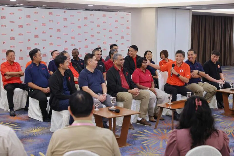 JAWATANKUASA PUSAT BARU: Setiausaha Agung NTUC, Encik Ng Chee Meng (tiga dari kanan) memperkenalkan Presiden baru NTUC, Cik K Thanaletchimi (empat dari kanan) dan jawatankuasa pusat baru yang dipilih bagi penggal 2023-2027.