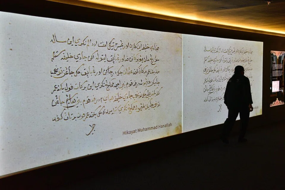 Pameran Tales of the Malay World: Manuscripts and Early Books, yang mempamerkan koleksi luas Perpustakaan Negara Singapura dan Asia Tenggara (SingSEA) dan meneroka kesusasteraan Melayu tradisional yang ditangkap dalam dakwat di atas kertas - daripada manuskrip tulisan tangan hingga buku litografi awal.