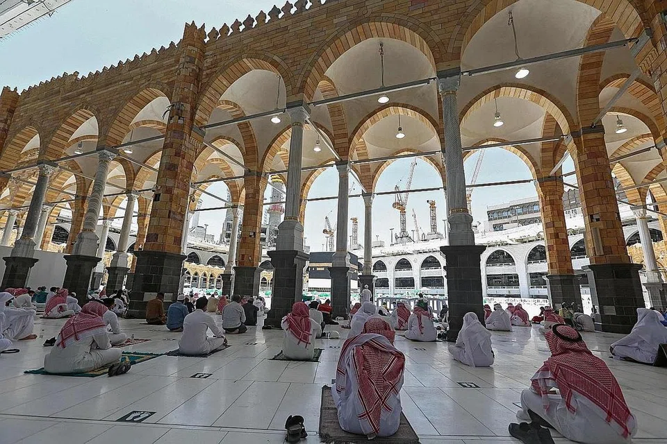 MUSIM HAJI KEDUA DI TENGAH-TENGAH PANDEMIK: Kakitangan dan pegawai Arab Saudi mengerjakan solat sempena musim haji tahun ini. Disebabkan pandemik Covid-19 yang berterusan, Arab Saudi mengehadkan bilangan jemaah. - Foto AFP