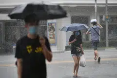 JANGKAAN HUJAN SEPANJANG NOVEMBER: Menurut Khidmat Kaji Cuaca Singapura pada Isnin (16 November), hujan dijangka terus turun pada separuh kedua November sepertimana awal bulan ini melihat pada ramalan hujan monsun yang terus melanda khatulistiwa rantau Asia Tenggara sepanjang bulan ini. - Foto BH oleh LIM YAOHUI