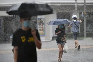 JANGKAAN HUJAN SEPANJANG NOVEMBER: Menurut Khidmat Kaji Cuaca Singapura pada Isnin (16 November), hujan dijangka terus turun pada separuh kedua November sepertimana awal bulan ini melihat pada ramalan hujan monsun yang terus melanda khatulistiwa rantau Asia Tenggara sepanjang bulan ini. - Foto BH oleh LIM YAOHUI