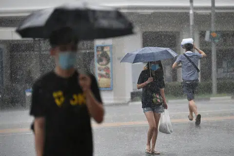 JANGKAAN HUJAN SEPANJANG NOVEMBER: Menurut Khidmat Kaji Cuaca Singapura pada Isnin (16 November), hujan dijangka terus turun pada separuh kedua November sepertimana awal bulan ini melihat pada ramalan hujan monsun yang terus melanda khatulistiwa rantau Asia Tenggara sepanjang bulan ini. - Foto BH oleh LIM YAOHUI
