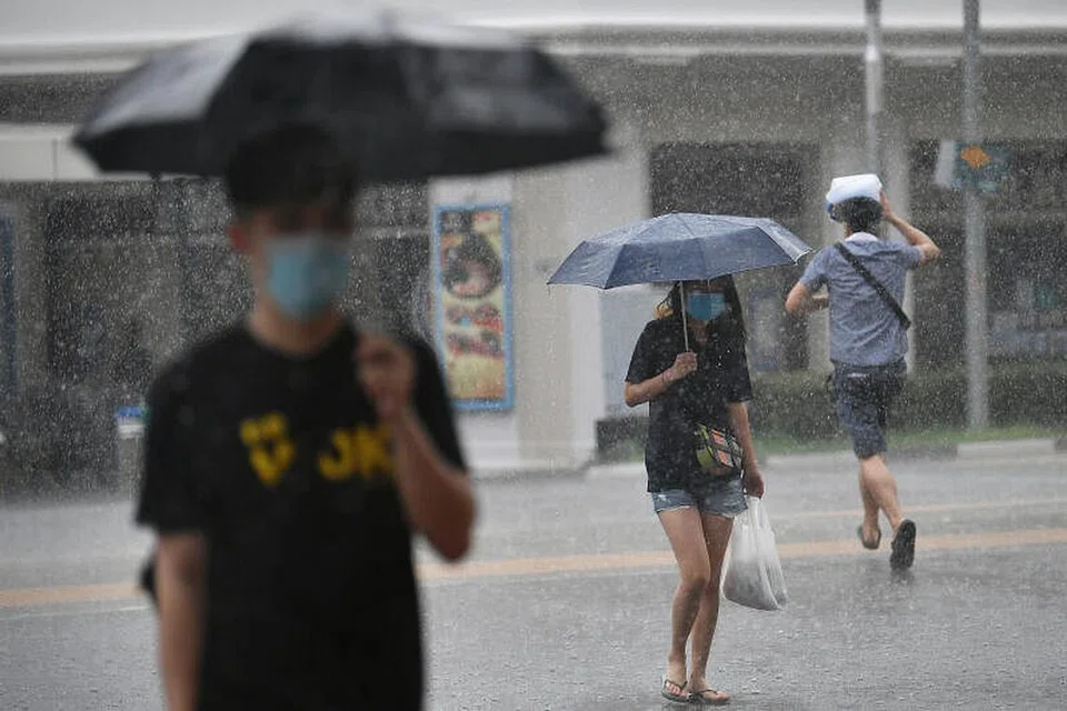 JANGKAAN HUJAN SEPANJANG NOVEMBER: Menurut Khidmat Kaji Cuaca Singapura pada Isnin (16 November), hujan dijangka terus turun pada separuh kedua November sepertimana awal bulan ini melihat pada ramalan hujan monsun yang terus melanda khatulistiwa rantau Asia Tenggara sepanjang bulan ini. - Foto BH oleh LIM YAOHUI