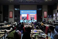 HARUS TANGANI KETEGANGAN: Orang ramai sedang menjamu selera di sebuah restoran di Beijing, China, sambil menonton pertemuan antara Presiden China, Encik Xi Jinping, dengan Presiden Amerika, Encik Joe Biden, secara dalam maya. Ketegangan Amerika-China yang kian meningkat boleh mengancam keamanan Asia dan harus ditangani dengan berhati-hati. - Foto REUTERS