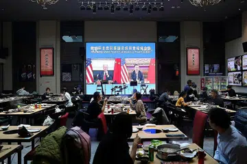 HARUS TANGANI KETEGANGAN: Orang ramai sedang menjamu selera di sebuah restoran di Beijing, China, sambil menonton pertemuan antara Presiden China, Encik Xi Jinping, dengan Presiden Amerika, Encik Joe Biden, secara dalam maya. Ketegangan Amerika-China yang kian meningkat boleh mengancam keamanan Asia dan harus ditangani dengan berhati-hati. - Foto REUTERS